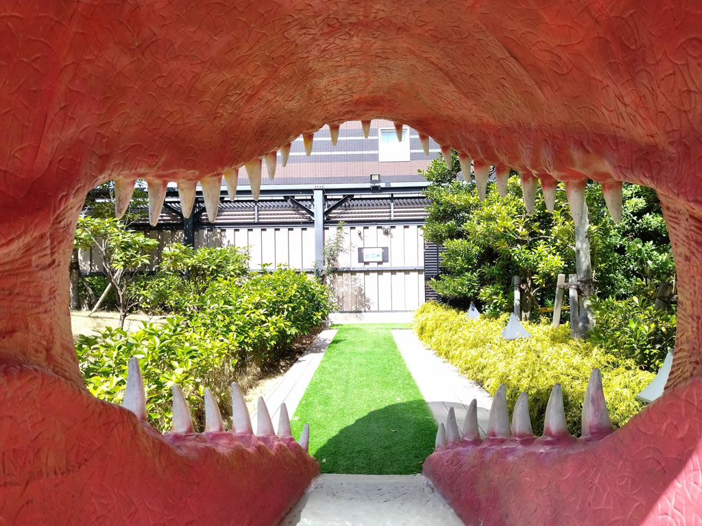 エントランスの恐竜の口の中／ダイナソーアドベンチャーツアー in 東京ベイ幕張（千葉県）