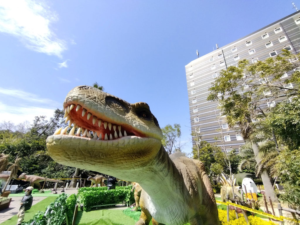 ホテルの谷間にティラノサウルス／ダイナソーアドベンチャーツアー in 東京ベイ幕張（千葉県）