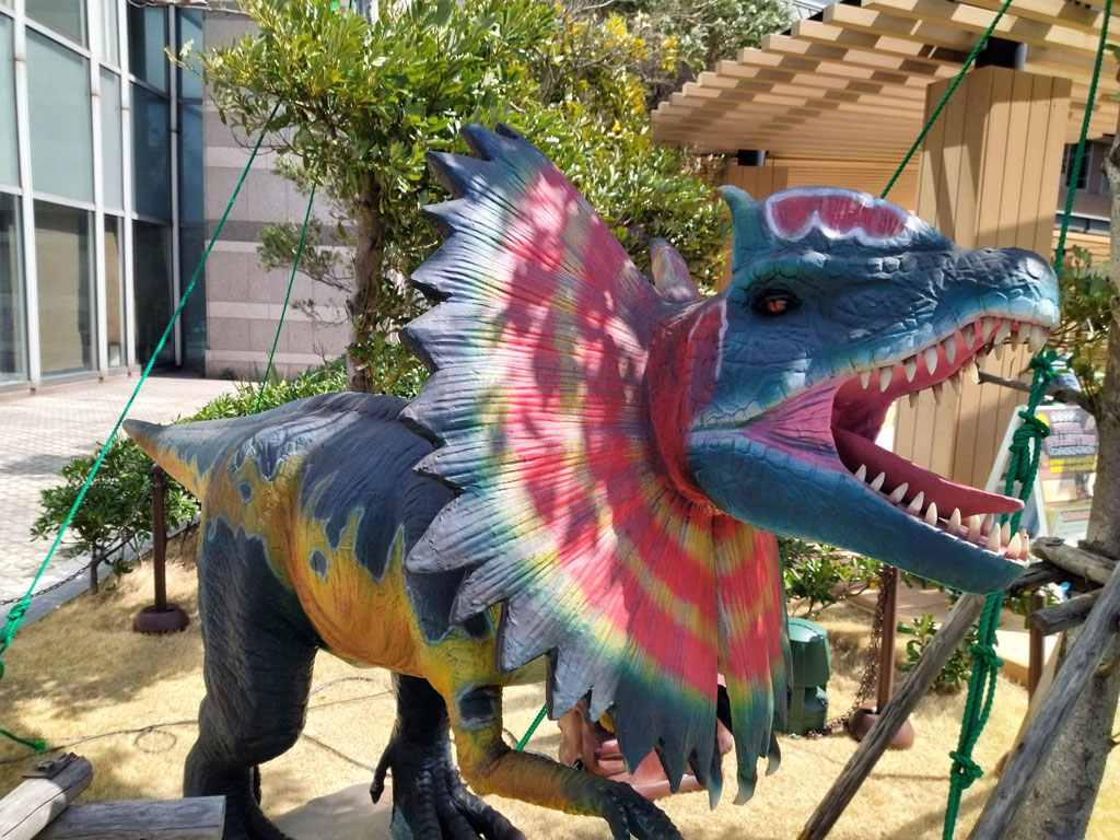 色鮮やかなプリーツ状のひだが特徴的なディロフォサウルス／ダイナソーアドベンチャーツアー in 東京ベイ幕張（千葉県）