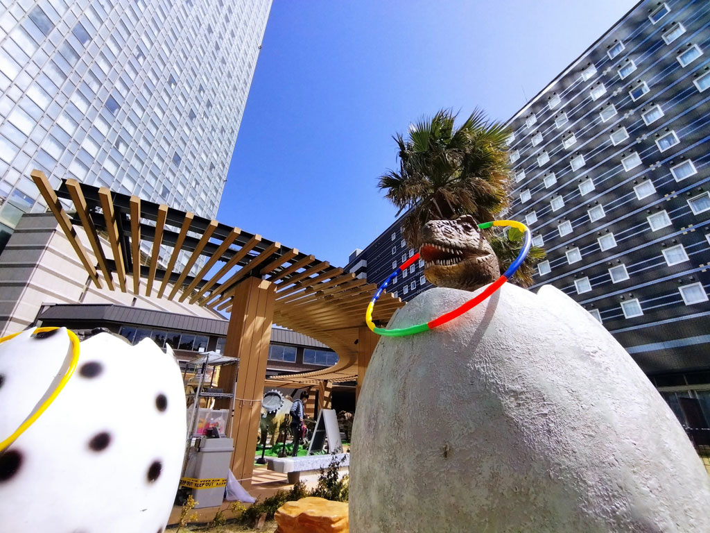 ホテルのプールサイド／ダイナソーアドベンチャーツアー in 東京ベイ幕張（千葉県）