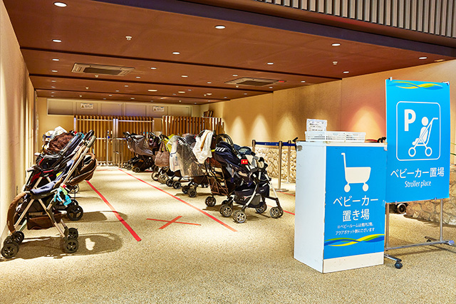 本館入口にあるベビーカー置き場/サンシャイン水族館(東京都/豊島区)