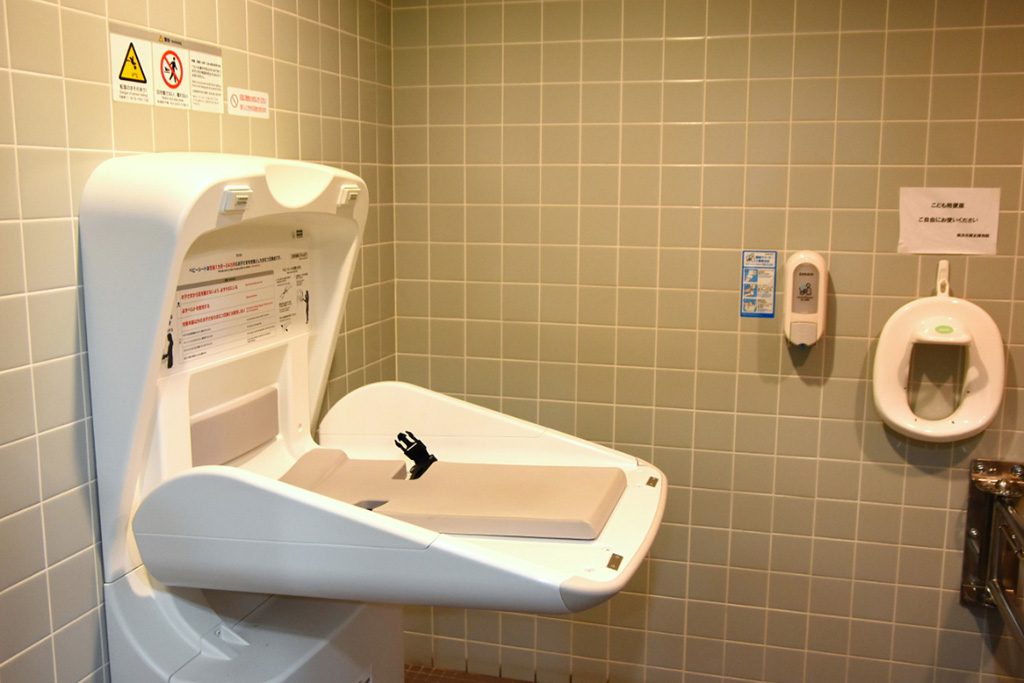 多目的トイレのおむつ交換台/横浜市歴史博物館(神奈川県)