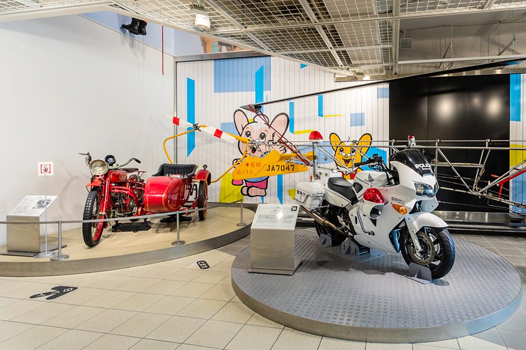 紅白2台のオートバイの展示/ポリスミュージアム(警察博物館)(東京都/中央区)