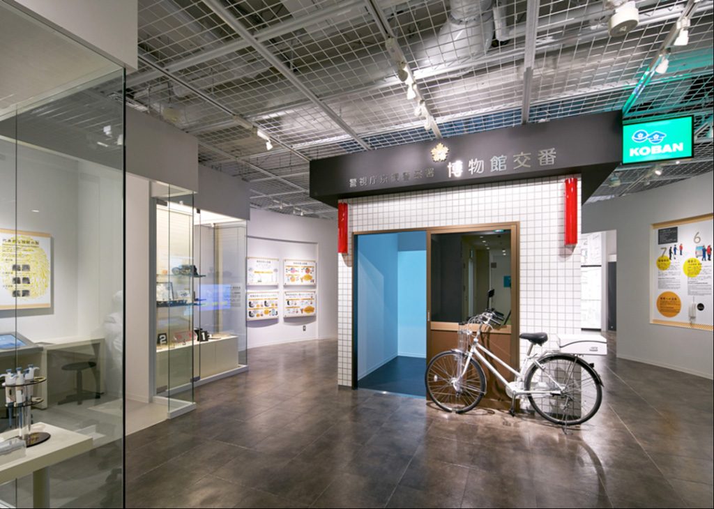 正面中央に設置された交番/ポリスミュージアム(警察博物館)(東京都/中央区)