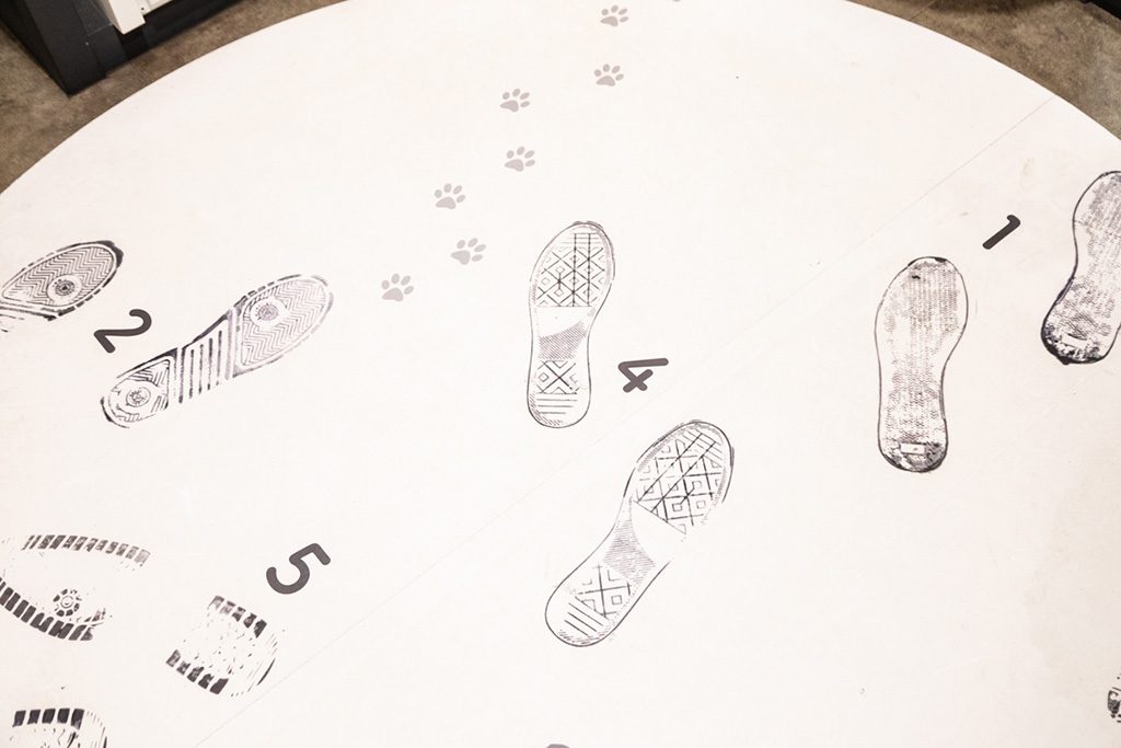「足あとを照合せよ!」の足跡の数々/ポリスミュージアム(警察博物館)(東京都/中央区)