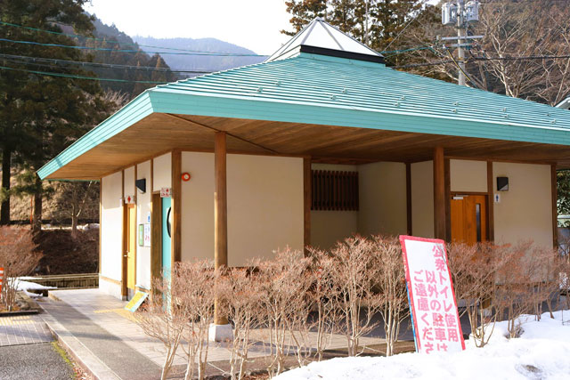 洞川駐車場（天川村洞川温泉前）に隣接した公衆トイレ/洞川温泉（奈良県／天川村）