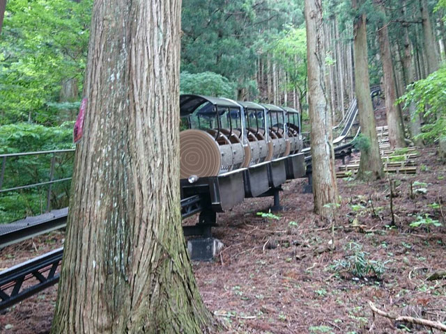 4人乗りのトロッコが4台つながった“どろっこ”/洞川温泉（奈良県／天川村）
