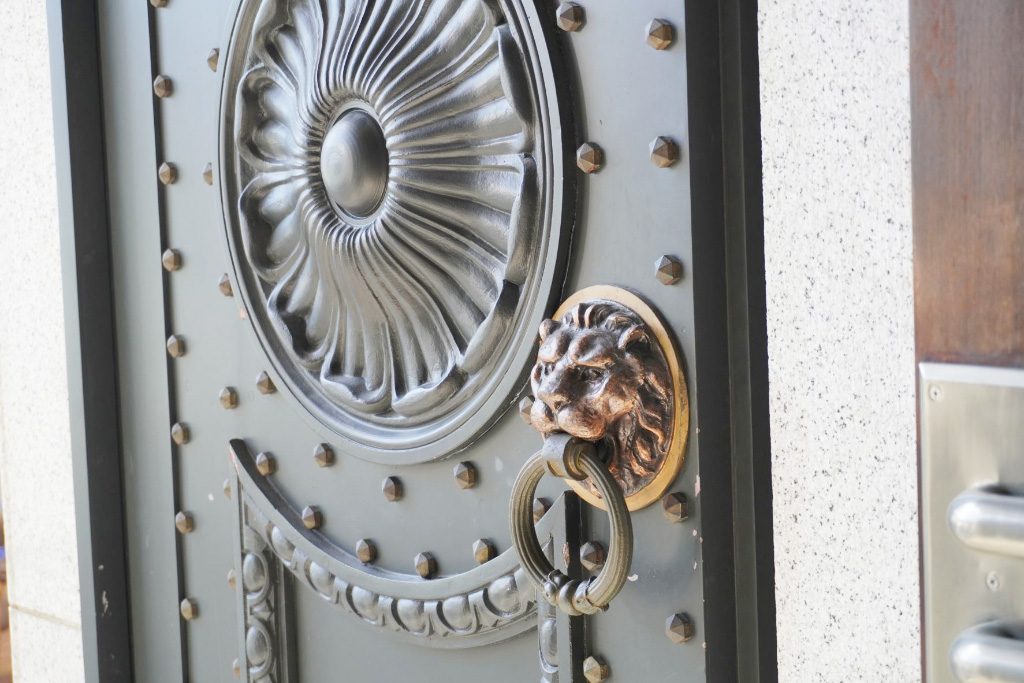 獅子を模した扉のドアノブ/千葉市美術館（千葉県）