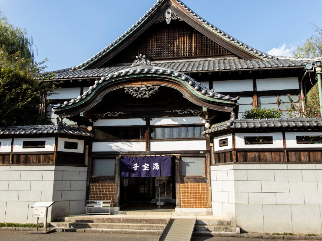 「子宝湯」の暖簾がはためく、立派な入口/江戸東京たてもの園(東京都/小金井市)