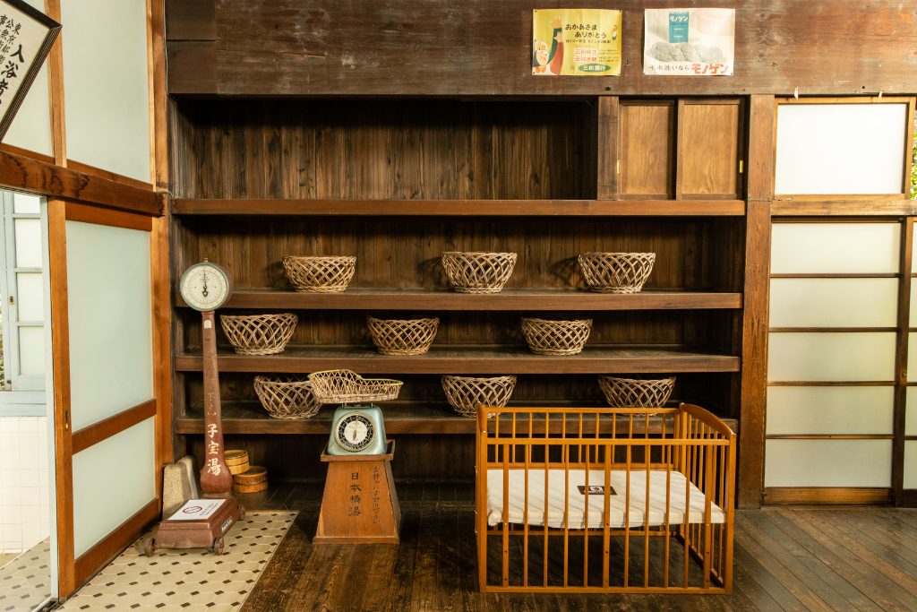 当時を忠実に再現している広告や看板/江戸東京たてもの園(東京都/小金井市)