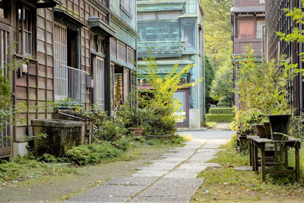 丸二商店と花市生花店の間を通る小路/江戸東京たてもの園(東京都/小金井市)