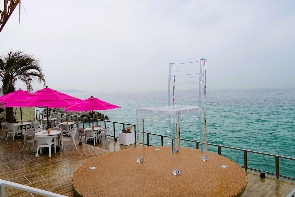 バルコニーにある大きな透明の「幸せの椅子」は人気のフォトスポット/幸せのパンケーキ 淡路島リゾート(兵庫県/淡路市)