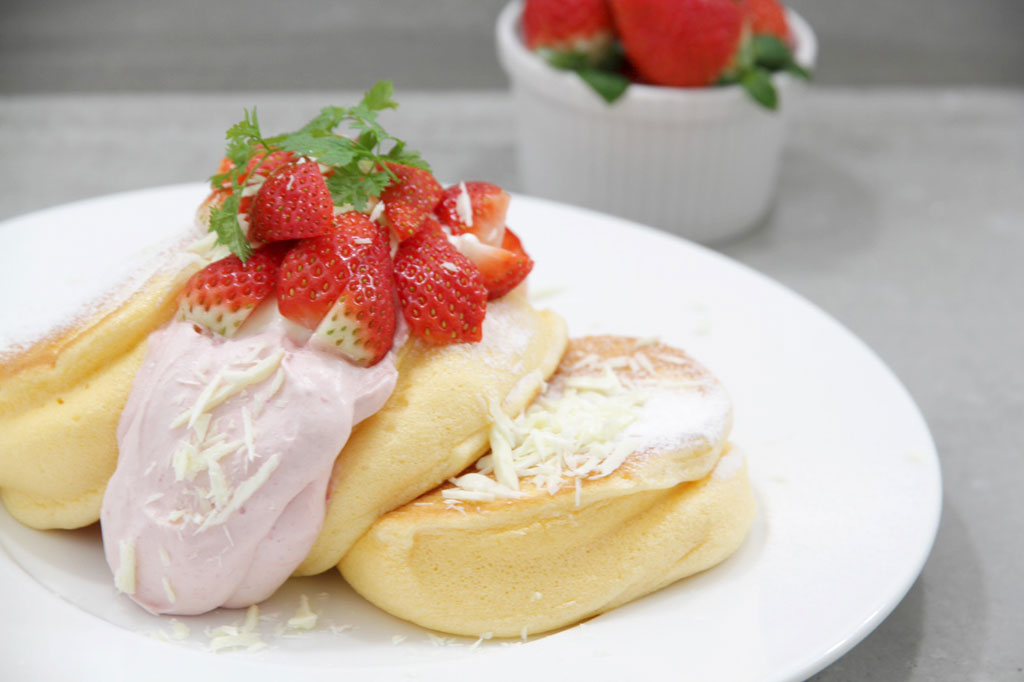 国産いちごたっぷりのいちごショートパンケーキ/幸せのパンケーキ 淡路島リゾート(兵庫県/淡路市)