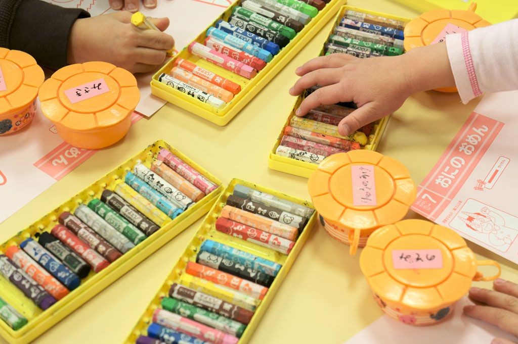 お絵かきをする子どもたち（イメージ）