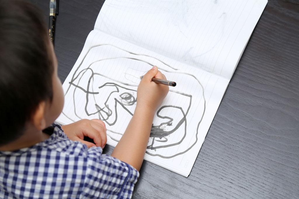 子どもがお絵かきをしている様子