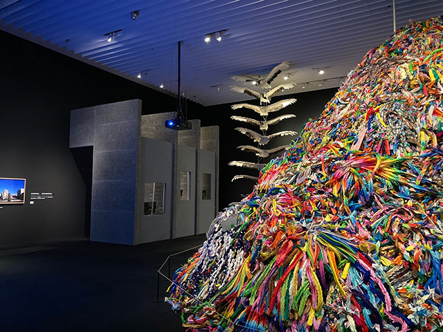 巨大な折り鶴の山/「Chim↑Pom展:ハッピースプリング」/森美術館(東京都/港区)
