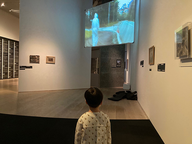 映像作品『リアル・タイムス』を鑑賞する様子/「Chim↑Pom展:ハッピースプリング」/森美術館(東京都/港区)