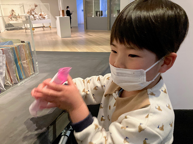 折り紙で遊ぶ様子/「Chim↑Pom展:ハッピースプリング」/森美術館(東京都/港区)