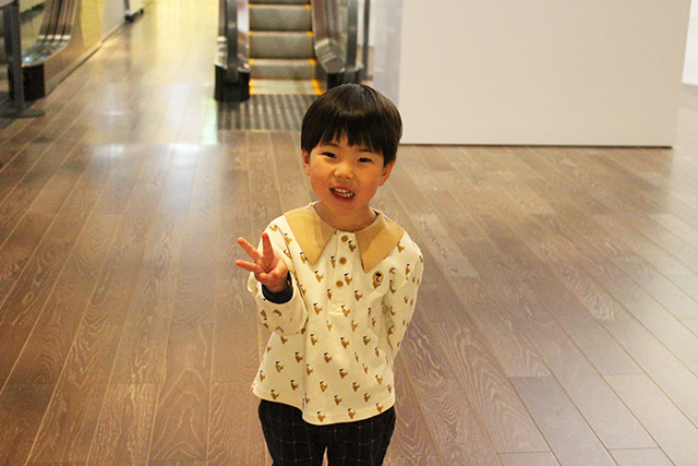 「Chim↑Pom展:ハッピースプリング」を鑑賞する男の子/森美術館(東京都/港区)