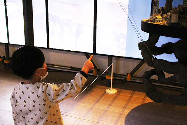 展示物を鑑賞する子供/「Chim↑Pom展:ハッピースプリング」/森美術館(東京都/港区)