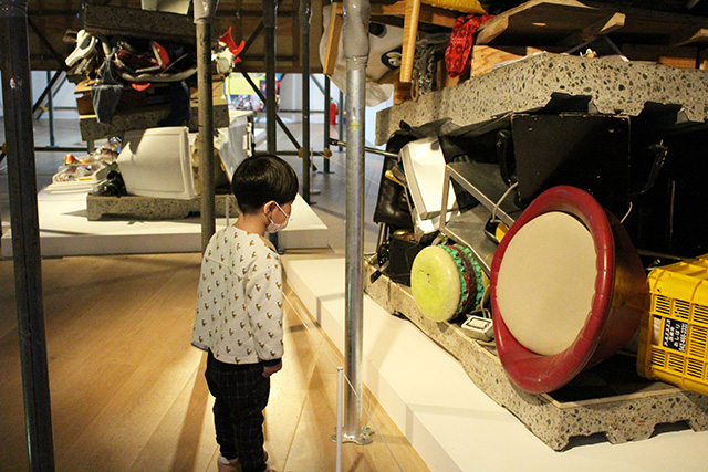展示物を鑑賞する子供/「Chim↑Pom展:ハッピースプリング」/森美術館(東京都/港区)