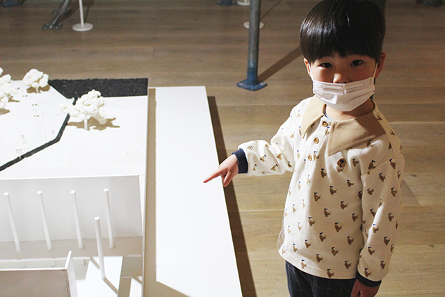 展示物を鑑賞する子供//「Chim↑Pom展:ハッピースプリング」/森美術館(東京都/港区)