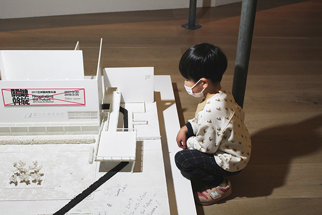 展示物を鑑賞する子供/「Chim↑Pom展:ハッピースプリング」/森美術館(東京都/港区)