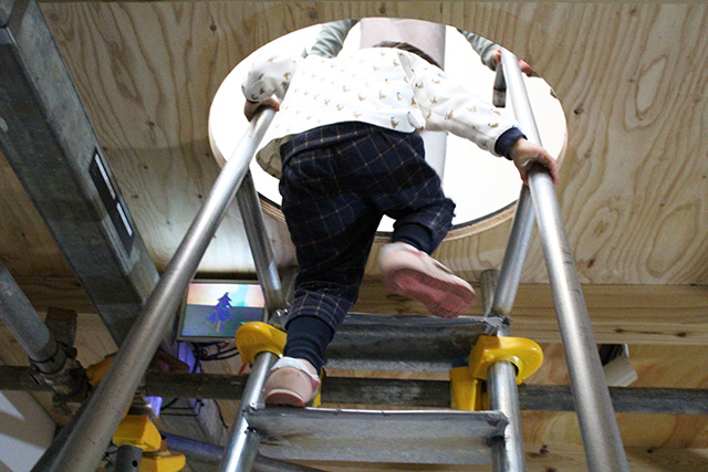 上部の展示に繋がる階段/「Chim↑Pom展:ハッピースプリング」/森美術館(東京都/港区)