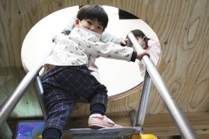 展覧会場に託児所！子ども歓迎、森美術館「Chim↑Pom展：ハッピースプリング」に親子で体験