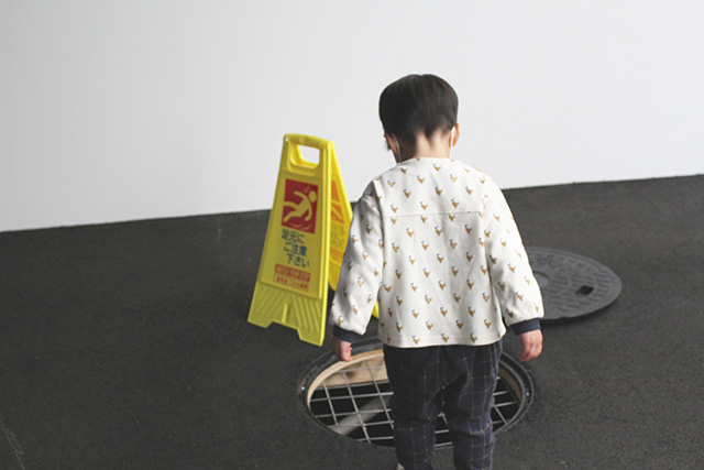 2階展示物のマンホール/「Chim↑Pom展:ハッピースプリング」/森美術館(東京都/港区)