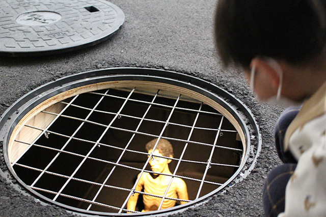 《稲岡展示居士》(2009年)/「Chim↑Pom展:ハッピースプリング」/森美術館(東京都/港区)