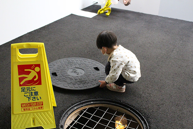 2階展示物のマンホール/「Chim↑Pom展:ハッピースプリング」/森美術館(東京都/港区)