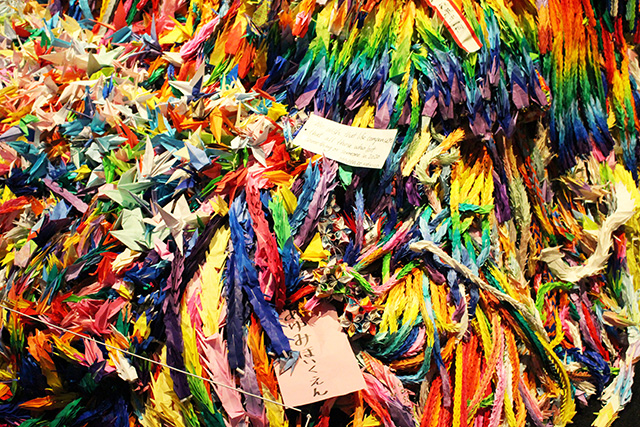 巨大な折り鶴の山/「Chim↑Pom展:ハッピースプリング」/森美術館(東京都/港区)