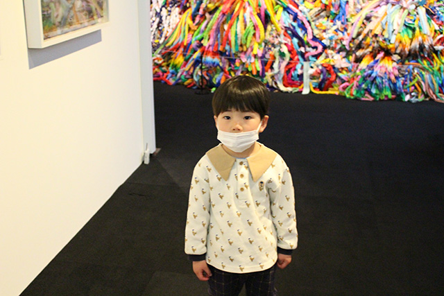 映像作品『リアル・タイムス』を鑑賞する様子/「Chim↑Pom展:ハッピースプリング」/森美術館(東京都/港区)