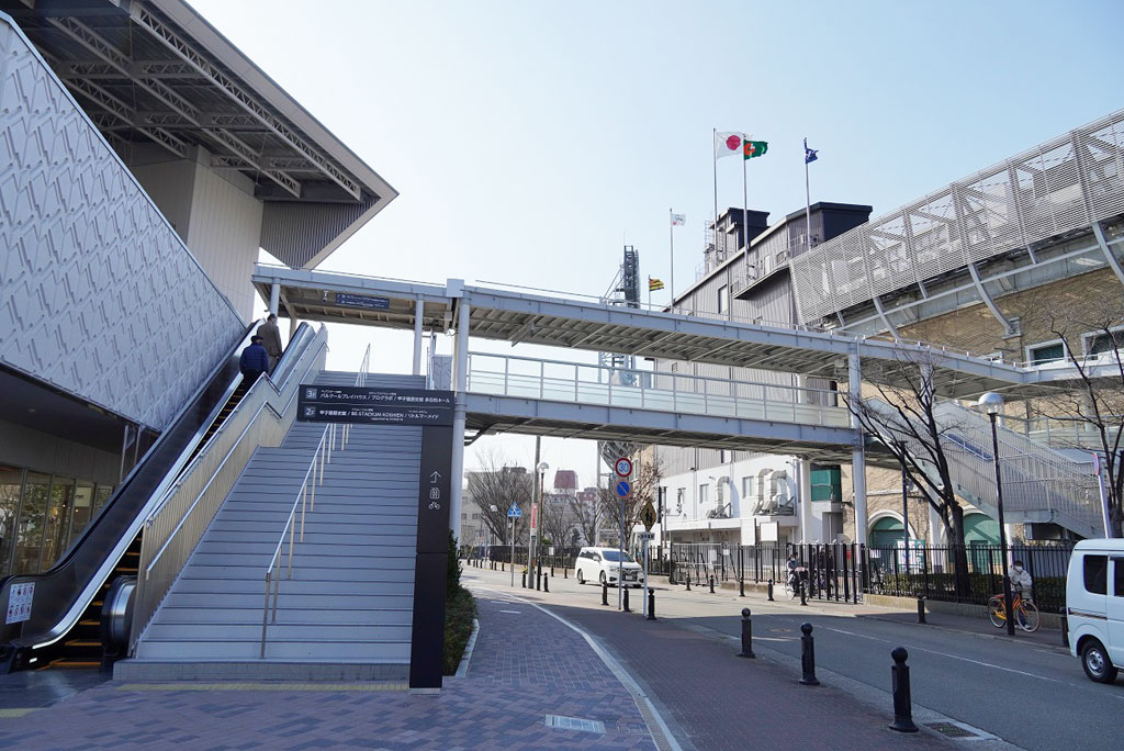 歩行者デッキでつながっている甲子園プラスと球場/甲子園歴史館（兵庫県／西宮市）