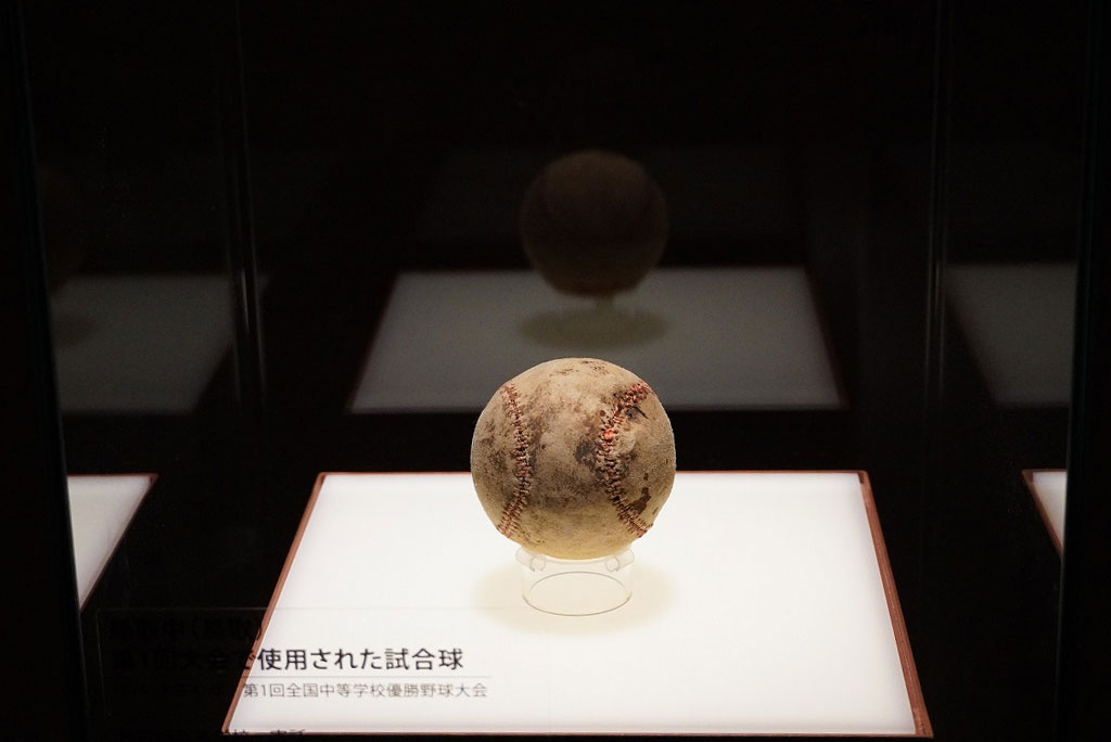 高校野球が始まった時の第1試合で使われた実際のボール/甲子園歴史館（兵庫県／西宮市）