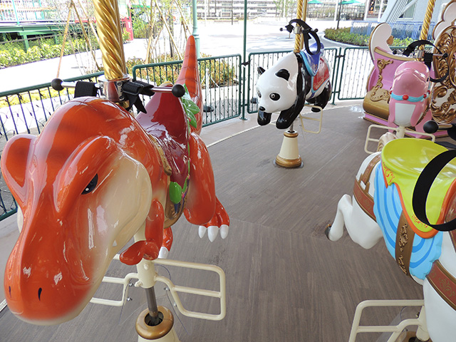 馬だけでなく恐竜やパンダ、イルカなどにも乗れるメリーゴーランド/あらかわ遊園（東京都／荒川区）