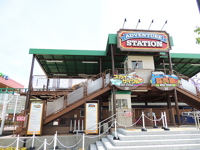 2階が「スカイサイクル」、1階が「豆汽車」の乗り場/あらかわ遊園（東京都／荒川区）