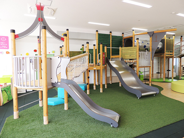 すべり台やトンネルなどがある遊具「リヴァーブリッジ」/あらかわ遊園（東京都／荒川区）