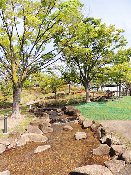 ゆるい坂に沿ってせせらぎがある「水あそび広場」/あらかわ遊園（東京都／荒川区）
