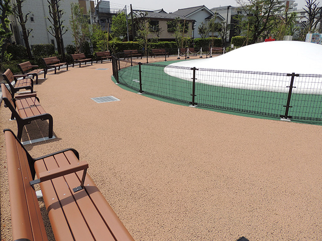 ぴょんぴょん跳ねるトランポリン状の遊具「ふわふわドーム」/あらかわ遊園（東京都／荒川区）