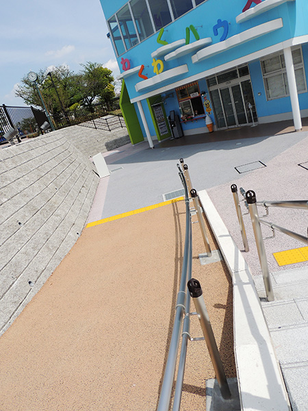 園内各所にあるスロープ/あらかわ遊園（東京都／荒川区）