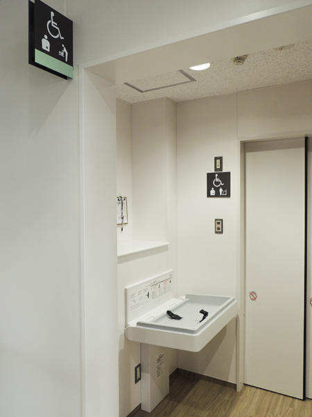 「ふれあいハウス」のおむつ替えシートはバリアフリートイレのすぐ前/あらかわ遊園（東京都／荒川区）