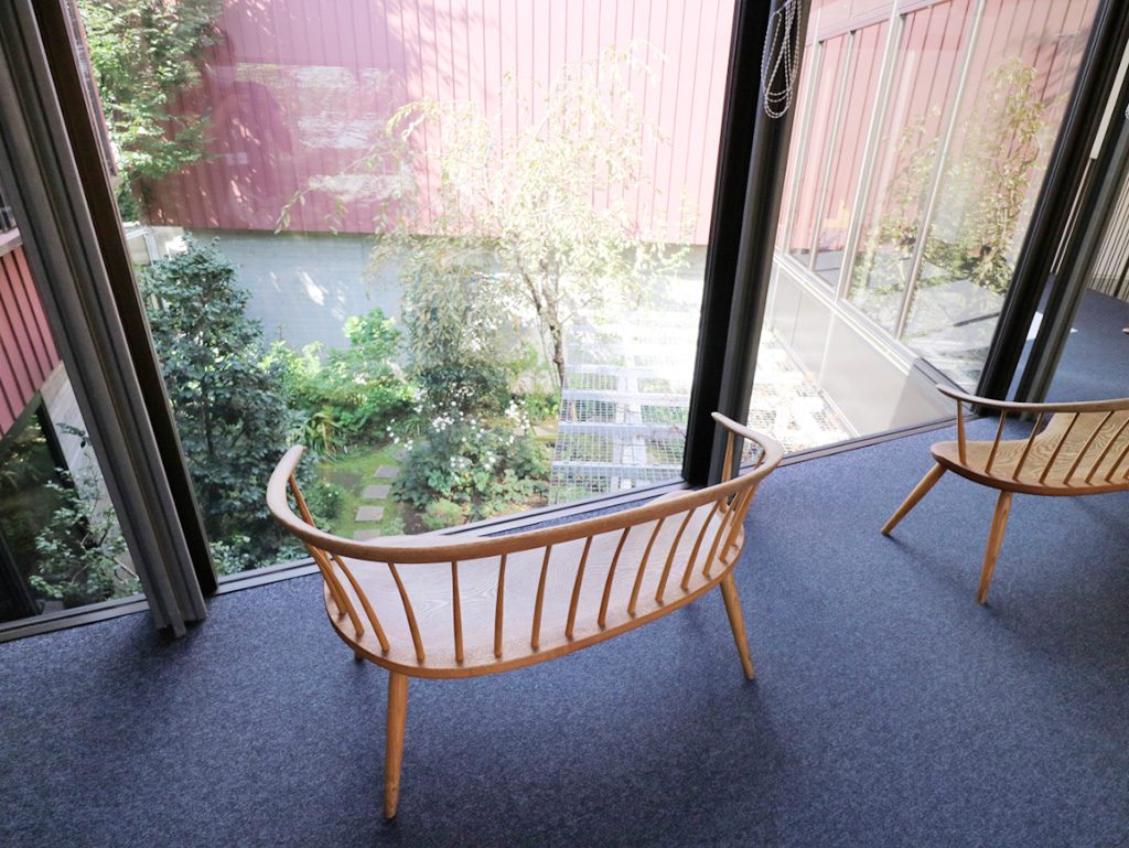 ベンチが置かれた休憩スポット/ちひろ美術館・東京（東京都/練馬区）