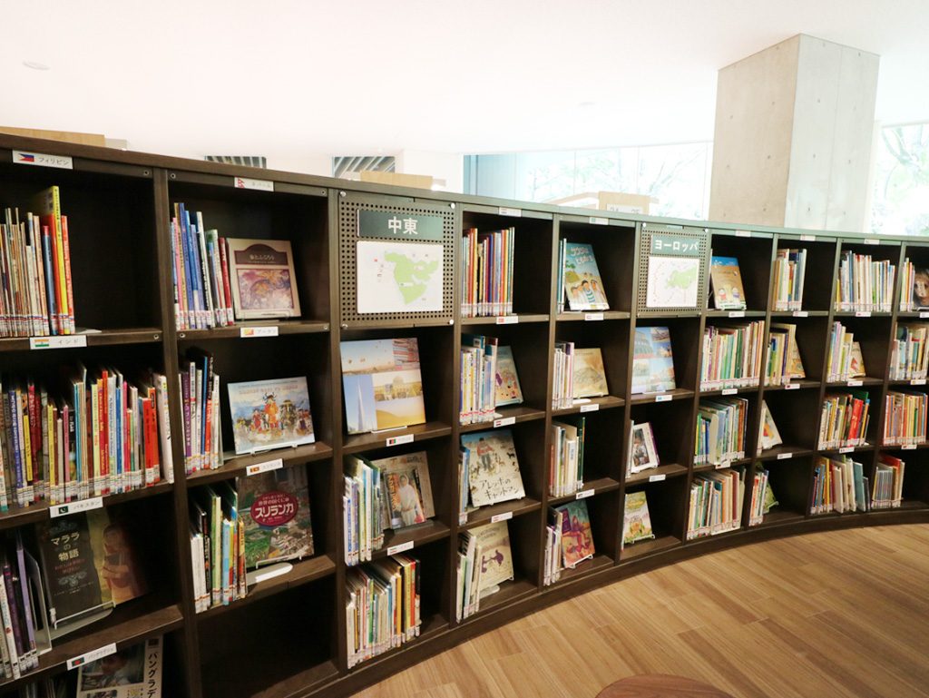 「世界を知る」コーナー/いたばしボローニャ絵本館（東京都・板橋区）