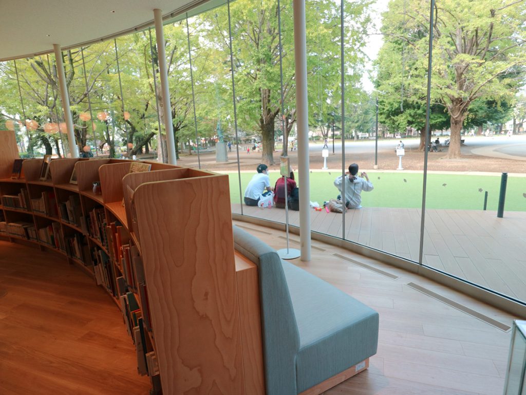 公園に面した窓/いたばしボローニャ絵本館（東京都・板橋区）