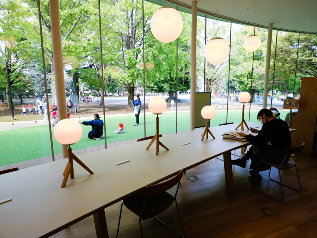 机のある閲覧スペース/いたばしボローニャ絵本館（東京都・板橋区）