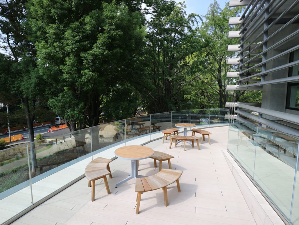 屋外テラス/いたばしボローニャ絵本館（東京都・板橋区）