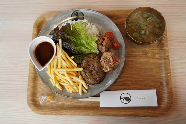 カフェ&レストラン「とにまる」のハンバーグプレート/茶づな(京都府/宇治市)