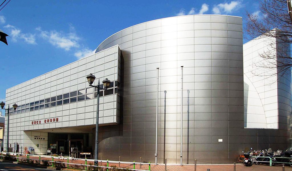 シルバーカラーがひときわ目立つ科学館の外観/板橋区立教育科学館(東京都)
